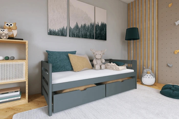 Gemütliches Kinderzimmer mit grauem Funktionsbett, Kissen und moderner Wandgestaltung.