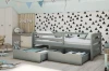 Graues Kinderbett mit zwei großen Schubladen für Stauraum im modern eingerichteten Kinderzimmer.