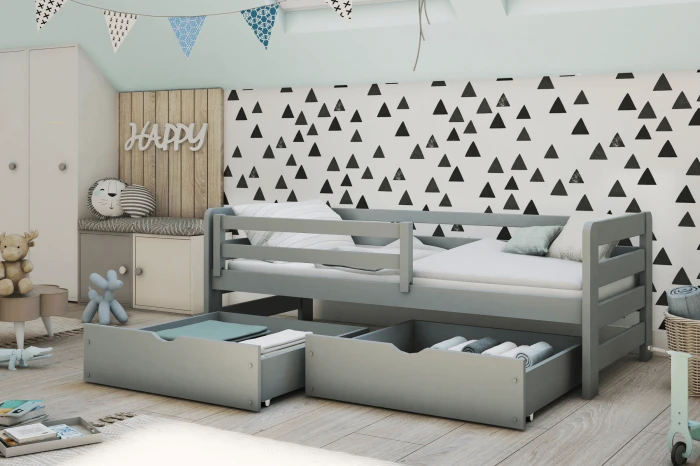 Graues Kinderbett mit zwei großen Schubladen für Stauraum im modern eingerichteten Kinderzimmer.
