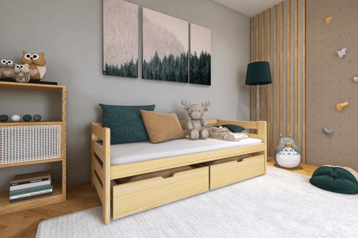 Stilvolles Kinderzimmer mit Kiefernholzbett, Kletterwand und dekorativen Wald-Bildern an der Wand.