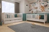 Modernes Kinderzimmer mit zwei weißen Holzbetten und Wandbild mit australischen Tieren.