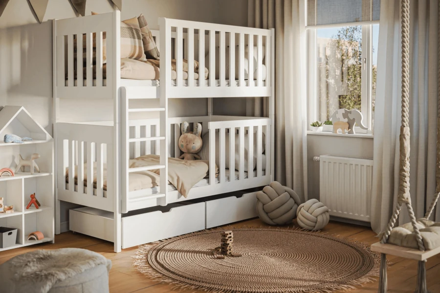 Weißes Hochbett aus Holz in einem hellen, gemütlichen Kinderzimmer.
