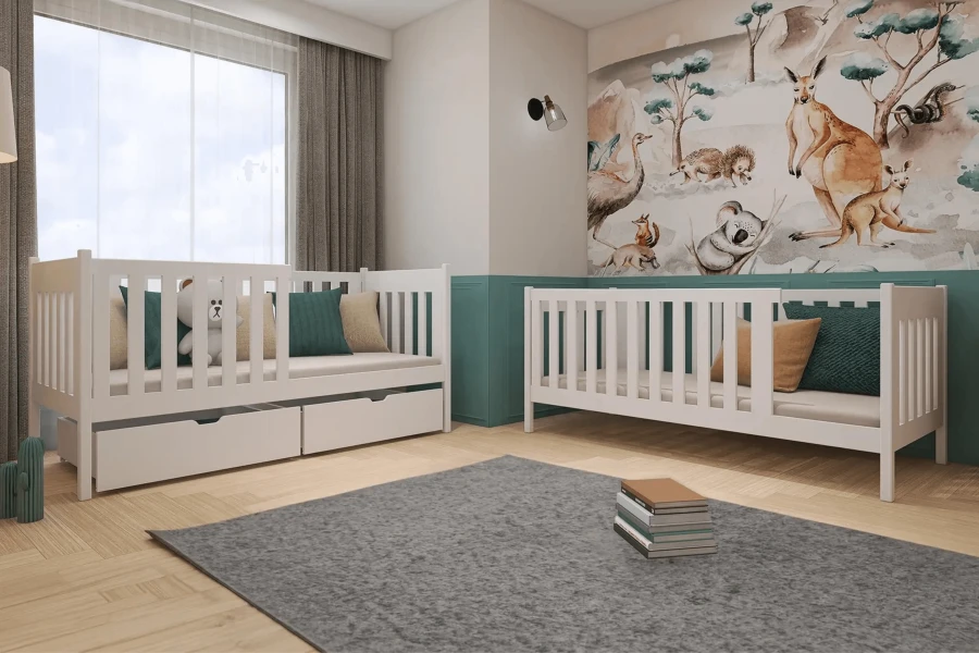 Teilbares weißes Etagenbett, aufgestellt als zwei separate Einzelbetten.