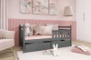 Gemütliches Kinderzimmer mit grauem Funktionsbett, rosa Wandpaneelen und Accessoires.