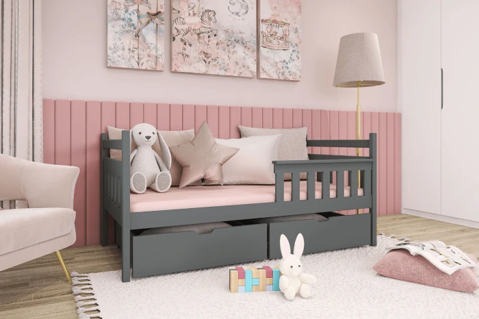 Gemütliches Kinderzimmer mit grauem Funktionsbett, rosa Wandpaneelen und Accessoires.
