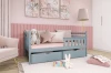 Stilvolles blaues Kinderbett in einem rosa eingerichteten Kinderzimmer mit Kuscheltieren und gemütlicher Atmosphäre.