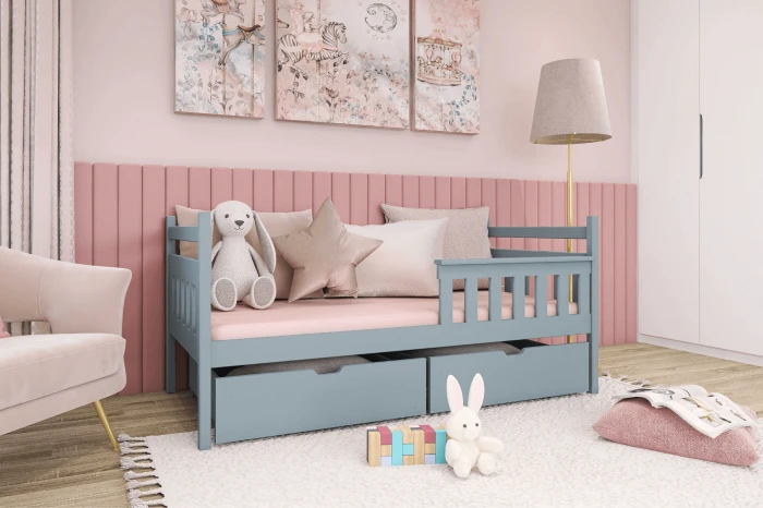Stilvolles blaues Kinderbett in einem rosa eingerichteten Kinderzimmer mit Kuscheltieren und gemütlicher Atmosphäre.