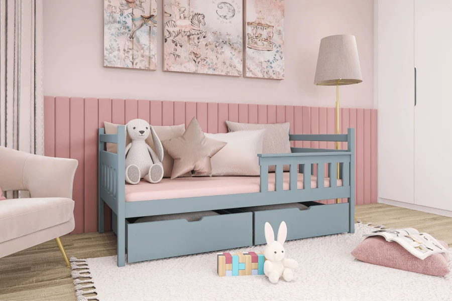 Stilvolles blaues Kinderbett in einem rosa eingerichteten Kinderzimmer mit Kuscheltieren und gemütlicher Atmosphäre.