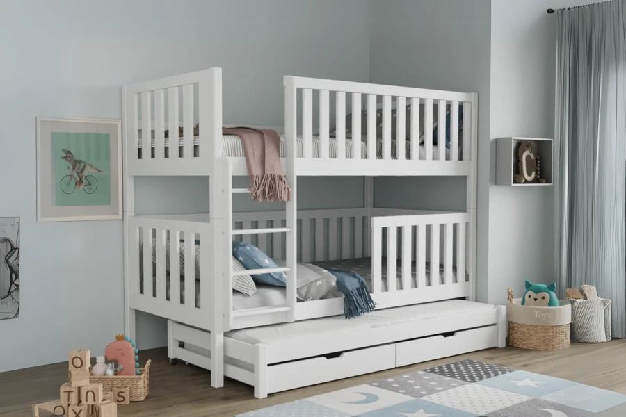 Weißes Funktionsbett für drei Kinder mit Ausziehfunktion und Schubladen in hellem Kinderzimmer.