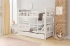 Weißes Kinder-Etagenbett aus Holz mit Bettkästen, gemütlich dekoriert in modernem Zimmer mit Ziegelwand.