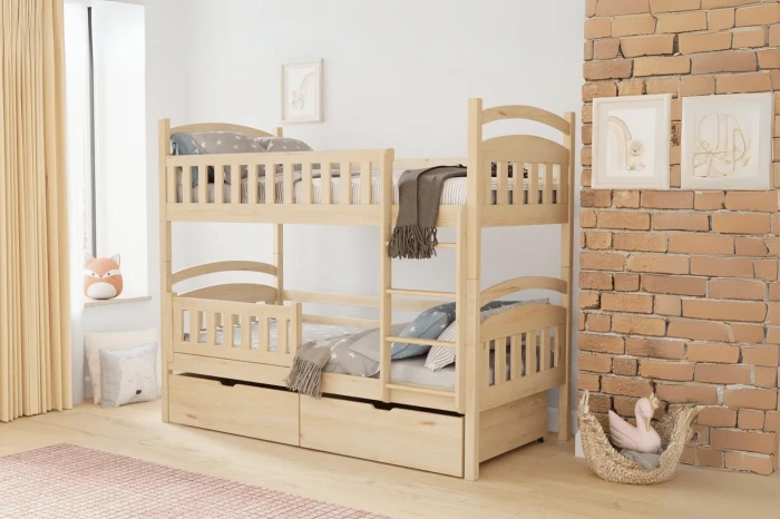Gemütliches Kinderzimmer mit einem Etagenbett aus Holz vor einer rustikalen Backsteinwand.