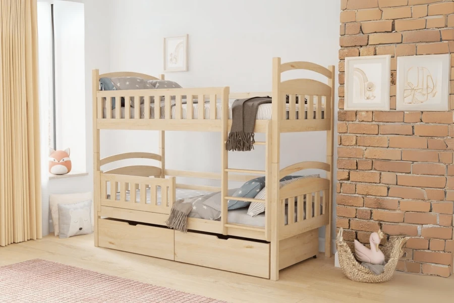 Gemütliches Kinderzimmer mit einem Etagenbett aus Holz vor einer rustikalen Backsteinwand.