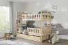 Helles Stockbett aus Holz im Kinderzimmer mit verspielter Wandgestaltung und viel Stauraum.