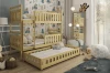 Gezellige kinderkamer met een 3-persoons stapelbed van licht grenenhout en uitschuiffunctie.
