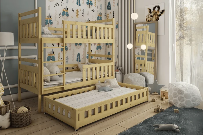 Gemütliches Kinderzimmer mit einem 3-Personen-Etagenbett aus hellem Kiefernholz und Ausziehfunktion.