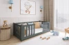 Graues Kinderbett mit Rausfallschutz im gemütlich eingerichteten Kinderzimmer.