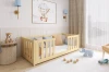 Modernes Kinderzimmer-Interieur mit gemütlichem Holzbett und Spielzeug.
