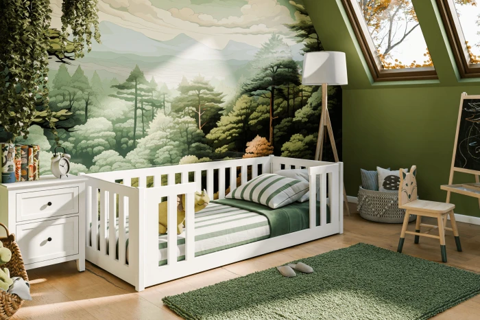 Weißes Holzbett im liebevoll eingerichteten Kinderzimmer mit Waldmotiv.