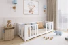 Helles Kinderzimmer mit modernem weißem Bett und blauen Dekoelementen.