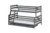 Grijs stapelbed van massief hout met twee grote bedladen en een schuine ladder.