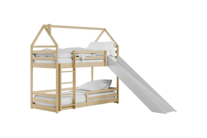 Huisbed-stapelbed van licht hout met witte glijbaan en ladder.
