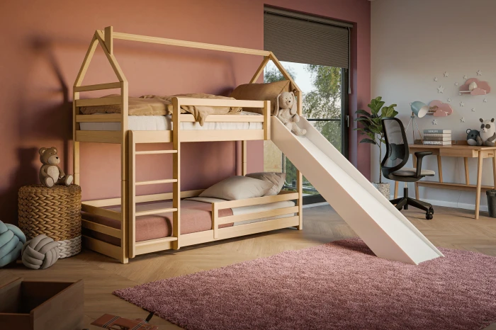 Gemütliches Kinderzimmer mit hölzernem Haus-Etagenbett, Rutsche und Schreibtisch.