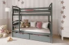 Gemütliches Kinderzimmer mit grauem Doppelstockbett, Kissen und Teddybären.