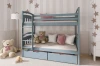Kinderzimmer mit blauem Etagenbett, gemütlichen Kissen und Teddybären in freundlicher Atmosphäre.