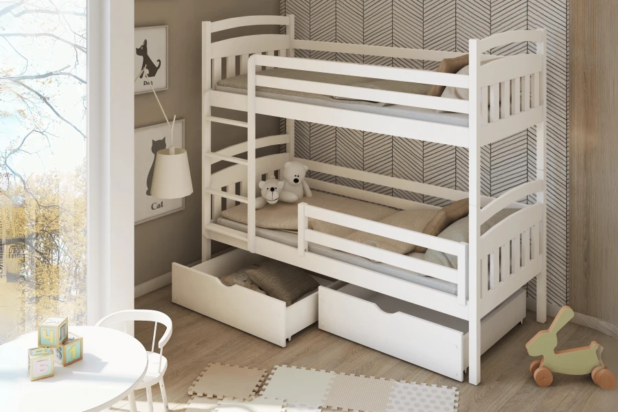 Wit houten stapelbed voor kinderen met twee praktische laden en ladder in een lichte kinderkamer.