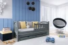 Stilvolles graues Kinderbett als Sofa-Ersatz im Weltraum-Themenzimmer mit blauen Paneelen.