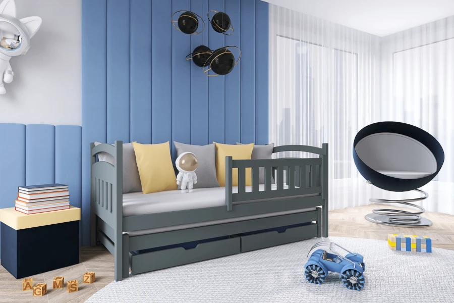 Stilvolles graues Kinderbett als Sofa-Ersatz im Weltraum-Themenzimmer mit blauen Paneelen.