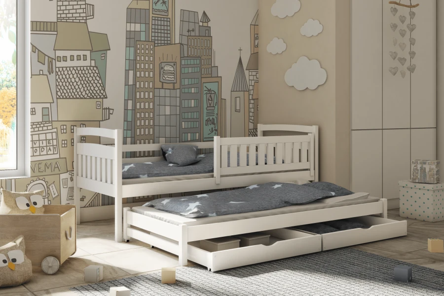 Weißes Funktionsbett im Kinderzimmer mit ausgezogenem Gästebett und Stauraum