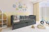 Gemütliches Kinderzimmer mit modernem grauem Bett, Rausfallschutz und Kinderspielzeug.