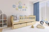 Modernes Kinderzimmer-Design mit Massivholz-Kinderbett, Spielzeug und blauen Akzenten.