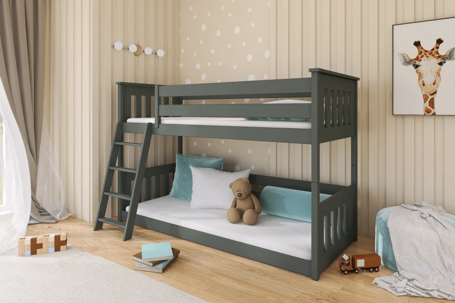 Modern ingerichte kinderkamer met grijs stapelbed, teddybeer en giraffen-wandafbeelding.