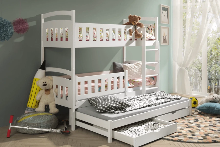 Wit kinder-stapelbed met uitschuifbaar gastenbed in gezellig ingerichte kinderkamer.