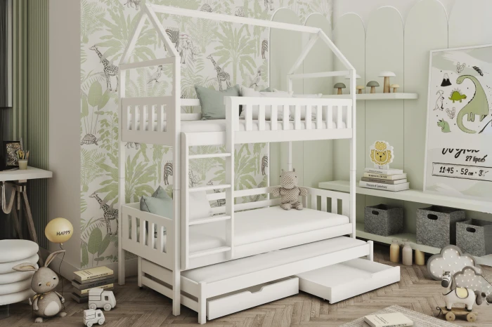 Kindvriendelijk huis-stapelbed in safari-look kinderkamer met wandbehang, knuffels en opbergboxen.