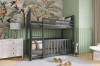Gezellige kinderkamer met grijs stapelbed en wanddecoratie in jungle-design.