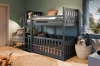 Antracietkleurig stapelbed van hout in een moderne kinderkamer-ambiance met gezellige decoratie.