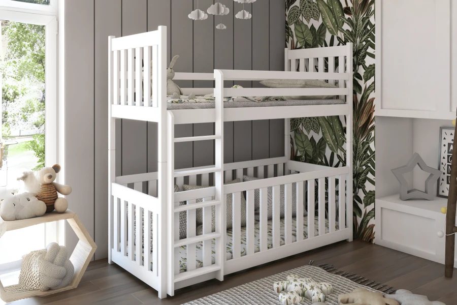 Witte hoogslaper-combinatie met babybed onderaan in een kamer met junglebehang.