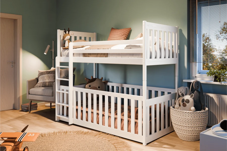Kinderstapelbed van wit hout met geïntegreerd spijlenbed in een gezellige sfeer.
