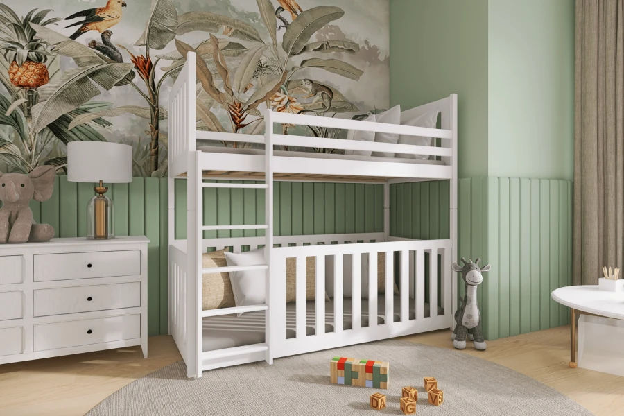 Witte hoogslaper in de jungle-kinderkamer met bijpassende commode, ladder en gezellige inrichting.