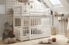 Wit stapelbed met geïntegreerd spijlenbed in de avonturen-kinderkamer met speelgoed en klimnet.