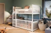 Gezellige kinderkamer met wit stapelbed, groene muren en knuffelige knuffels in de mand.