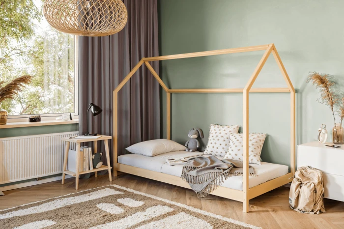 Modernes Hausbett aus Massivholz für das Kinderzimmer in gemütlicher Einrichtung.