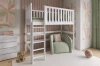 Stilvolles weißes Hochbett im Kinderzimmer mit kuscheliger Sitzecke und moderner Wandgestaltung.