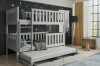 Grijs stapelbed voor drie kinderen met uitvalbeveiliging en bedladen in een moderne kinderkamer.