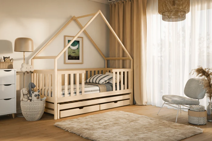Gemütliches Kinderzimmer mit Hausbett aus Holz, passender Bettwäsche und flauschigem Teppich.