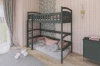 Gemütliches Kinderzimmer mit grauem Hochbett, Leseecke darunter und verspielter Dekoration.