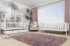 Beispiel für ein Kinderzimmer mit zwei weißen Einzelbetten, rosa Teppich und Wandtapete.